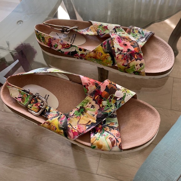 KMB Floral Sandals - Picture 1 of 2